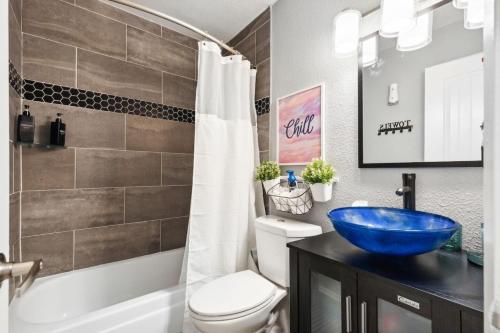 Et badeværelse på AT and T is steps away 2BD unit