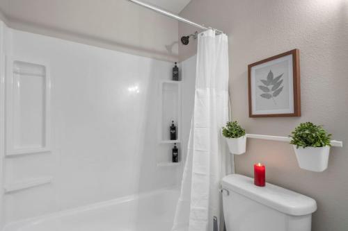 Et badeværelse på Pleasant 1BD AT and T Walkable