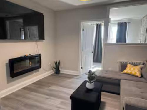 Khu vực ghế ngồi tại Charming Downtown 3BR Combo Room