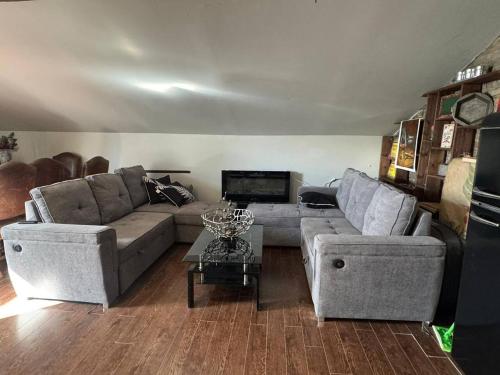 Khu vực ghế ngồi tại Charming Downtown 3BR Combo Room