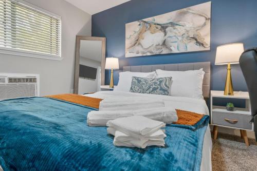 En eller flere senge i et værelse på AT and T Walkable Comfy 1BD