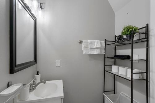 Et badeværelse på AT and T Walkable Comfy 1BD