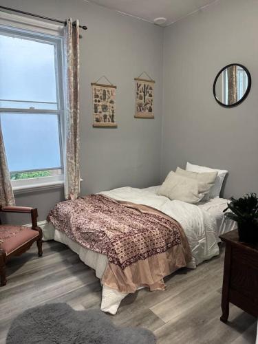 Giường trong phòng chung tại 3BD Heritage Home Escape