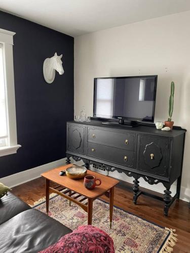 Μια τηλεόραση ή/και κέντρο ψυχαγωγίας στο Cozy and Bright - 5 mins to LHSC