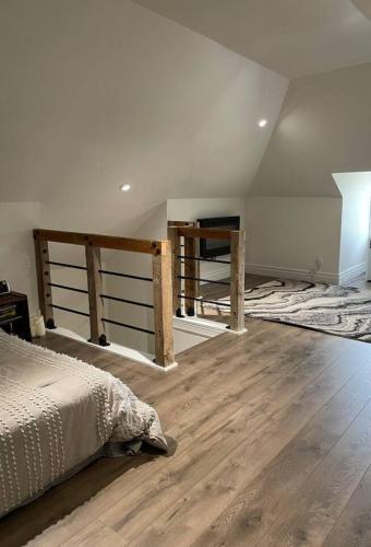 Ένα ή περισσότερα κρεβάτια σε δωμάτιο στο Cozy and Bright - 5 mins to LHSC