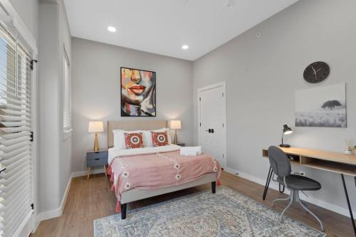 a bedroom with a pink bed and a desk and a desk at A La mode 2BD Townhouse 7TH St walkable in Fort Worth