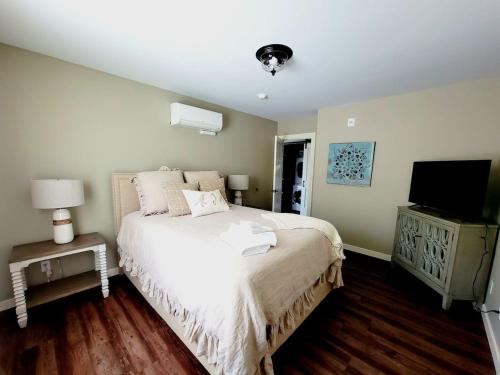 Ένα ή περισσότερα κρεβάτια σε δωμάτιο στο The Front St Lofts, sleeps 8