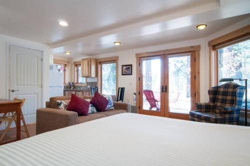 En eller flere senge i et værelse på Walk to Lake Tahoe Pets OK Studio