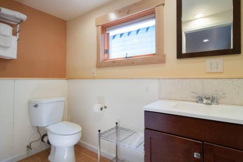 Et badeværelse på Walk to Lake Tahoe Pets OK Studio