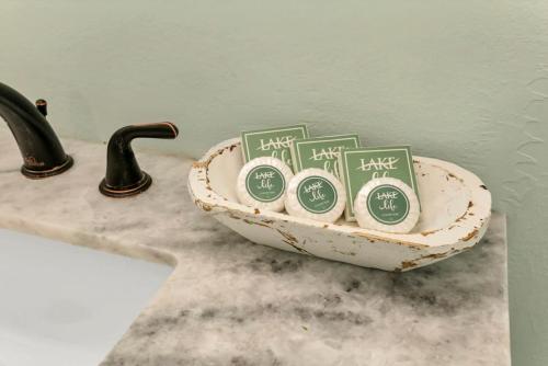 Buckeye LakeCanary Cottage的柜台上放着一个碗，里面装着四个绿色标志。