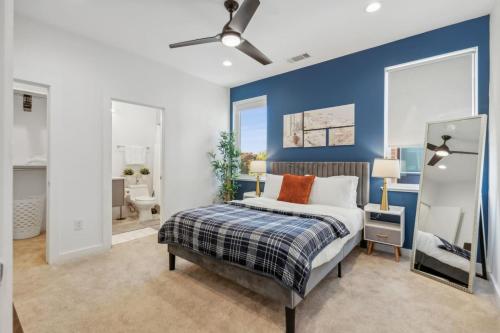 une chambre avec un lit et un mur bleu dans l'établissement Aquara 2BD Townhouse DownTown Walkable, à Dallas