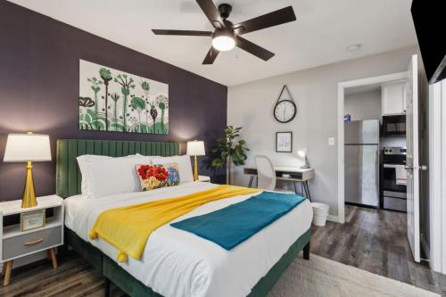 Ένα ή περισσότερα κρεβάτια σε δωμάτιο στο Prime 1BD Close to the Action of AT and T