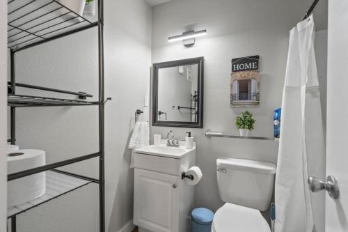 Et badeværelse på Sapphire 1BD AT and T Walkable