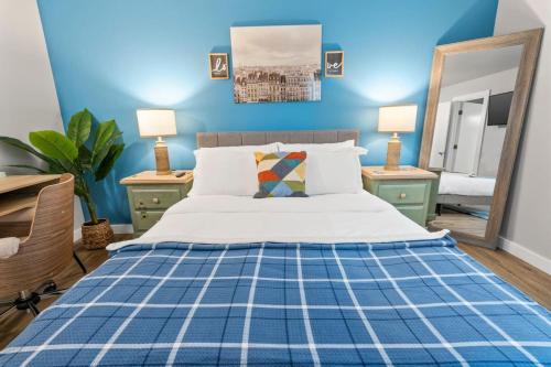 En eller flere senge i et værelse på Sapphire 1BD AT and T Walkable