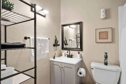 Et badeværelse på Blissful 1BD unit AT and T Walkable