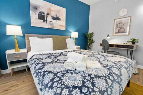 En eller flere senge i et værelse på Blissful 1BD unit AT and T Walkable