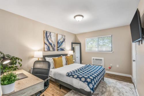 En eller flere senge i et værelse på AT and T Walkable 1BD unit Live the Excitement