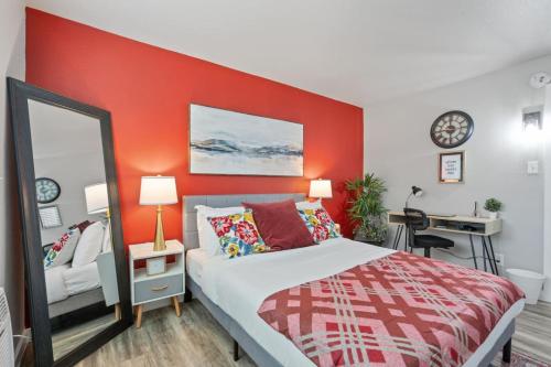 En eller flere senge i et værelse på The Ruby 1BD AT and T Walkable