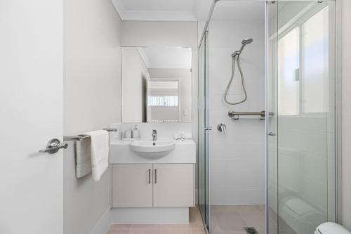 Koupelna v ubytování Pristine Modern Living in Alkimos