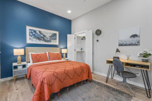 a bedroom with a king sized bed and a desk at Elegant 2BD Townhome 7TH St Walkable in Fort Worth