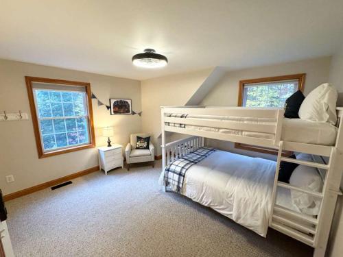 una camera con due letti a castello in una stanza di Suissevale Lake Retreat - Hot Tub, Beach and Games ad Abbeyville