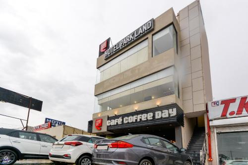 un centro comercial con coches aparcados delante en Hotel O Park Land, en Zirakpur