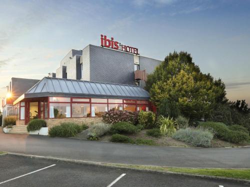 a building with a sign on top of it at ibis Saint Brieuc Yffiniac in Yffiniac