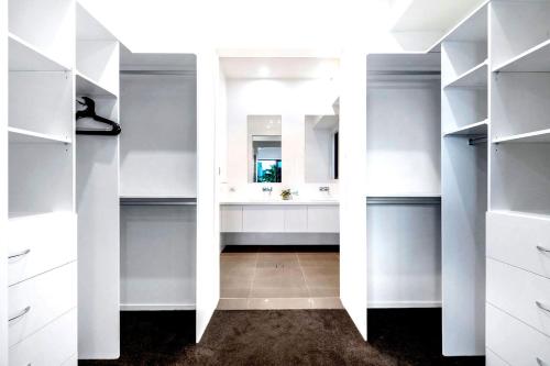ゴールドコーストにあるWanderlustのバスルーム(白いキャビネット、シンク付)