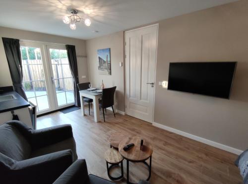 TV a/nebo společenská místnost v ubytování Luxe Kamer aan Zee