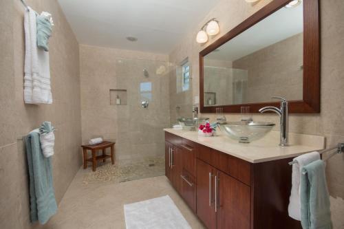a bathroom with two sinks and a large mirror at Karana Penthouse - K4 in Providenciales