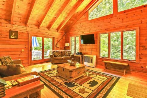 TV a/nebo společenská místnost v ubytování Deluxe Log Cabin with a Hot Tub in the Smoky Mountains of North Carolina