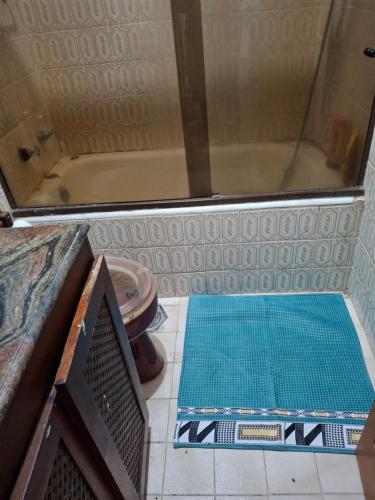 ein Badezimmer mit einer Badewanne und einem Pool in der Unterkunft Oasis do Leme in Rio de Janeiro