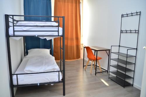 ドライアイヒにあるXenon hostelsの二段ベッド2台、デスクが備わる客室です。