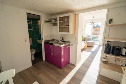 Kuchyň nebo kuchyňský kout v ubytování Cozy and Compact, Your Perfect Getaway