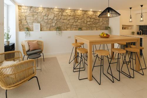 Stone House 4M - Premium Old Town Escape by the Sea with 3 Ensuites & Rooftop terrace