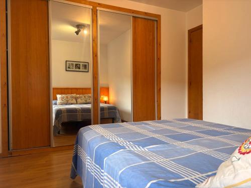 Chimenea y jardín- Calideza y espacio en la planta baja - Besiberri 11