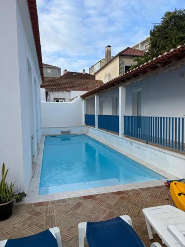 a swimming pool on the side of a building at Pátio Prior do Crato 4 in Almada