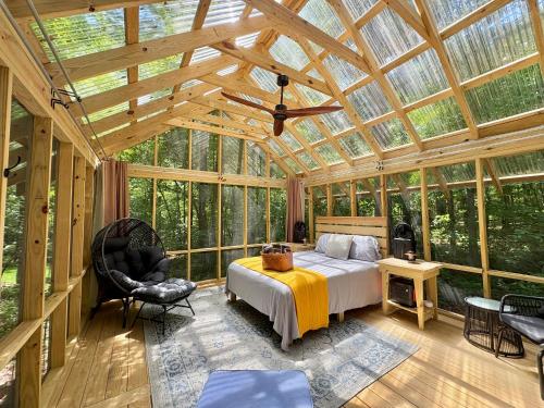 Ένα ή περισσότερα κρεβάτια σε δωμάτιο στο Holly Forest Home & Glamping