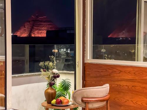 una habitación con una mesa y una silla y una ventana en pyramids palace view, en El Cairo