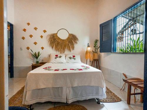 ein Schlafzimmer mit einem Bett und einem Spiegel an der Wand in der Unterkunft Chale 19 Praia do BarroPreto in Luis Correia