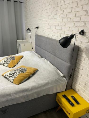 Ένα ή περισσότερα κρεβάτια σε δωμάτιο στο Apartament w centrum