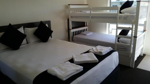 Bunk bed o mga bunk bed sa kuwarto sa Dooleys Tavern and Motel Capella