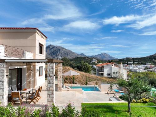 Villa con piscina y montañas de fondo en Amorelia Casa, en Lefkogeia