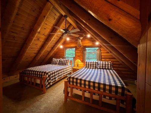 Ένα ή περισσότερα κρεβάτια σε δωμάτιο στο Poconos True Log Cabin with Sauna, Movie Theather, Hot Tub & Fire Pit!