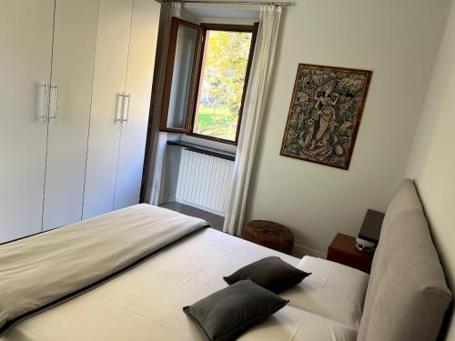 Ένα ή περισσότερα κρεβάτια σε δωμάτιο στο 5 Min Walk to Lake - Elegant Garden Retreat