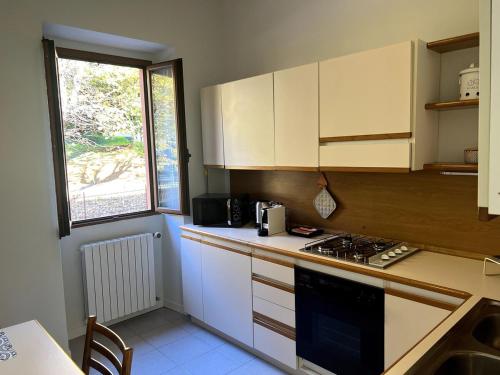 Η κουζίνα ή μικρή κουζίνα στο 5 Min Walk to Lake - Elegant Garden Retreat