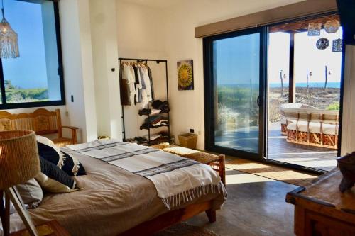 Voodi või voodid majutusasutuse Casa Magica - A Beachfront Oasis toas