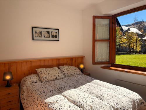 a bedroom with a bed and a window at Tu rincón- Planta baja con jardín y parking - Dellui 2 in Pla de l'Ermita