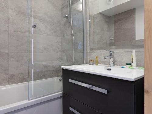 Ένα μπάνιο στο Studio rénové proche centre, balcon, WiFi - FR-1-346-367