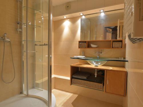 ein Badezimmer mit Glasdusche und Waschbecken in der Unterkunft Studio cabine agréable au calme avec balcon pour 6 à Arc 2000 - FR-1-346-540 in Arc 2000